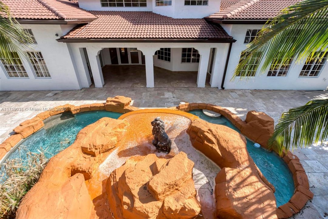 最近售出: $1,280,000 (5 贝兹, 4 浴室, 3385 平方英尺)