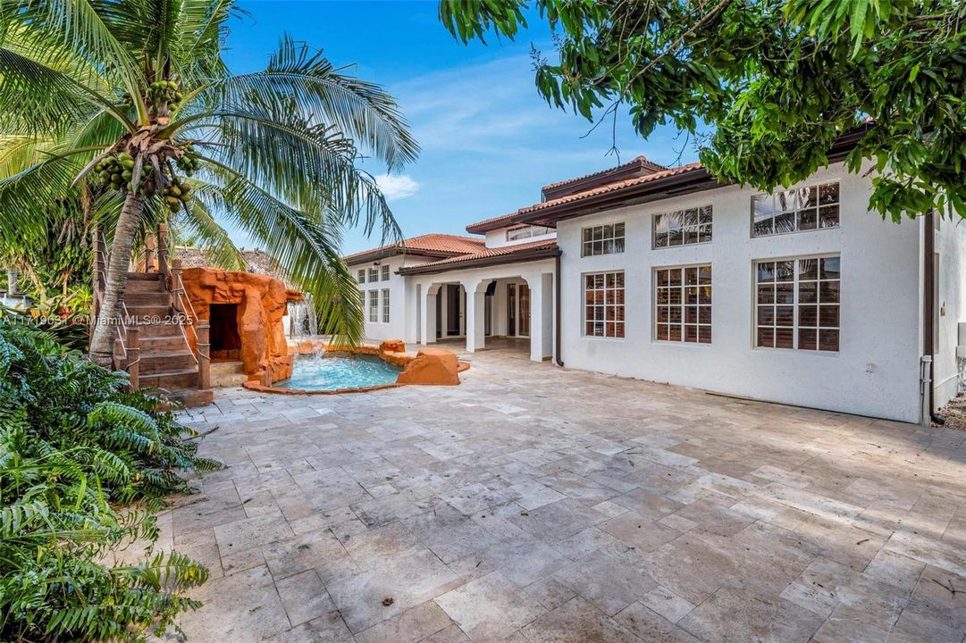 最近售出: $1,280,000 (5 贝兹, 4 浴室, 3385 平方英尺)