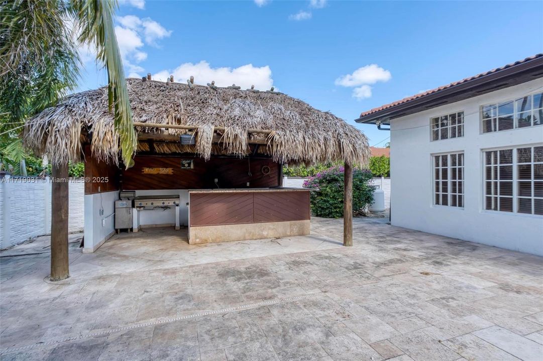 最近售出: $1,280,000 (5 贝兹, 4 浴室, 3385 平方英尺)