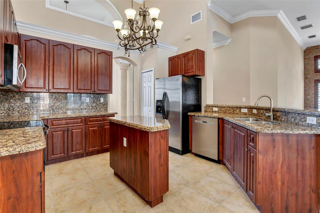 最近售出: $1,280,000 (5 贝兹, 4 浴室, 3385 平方英尺)