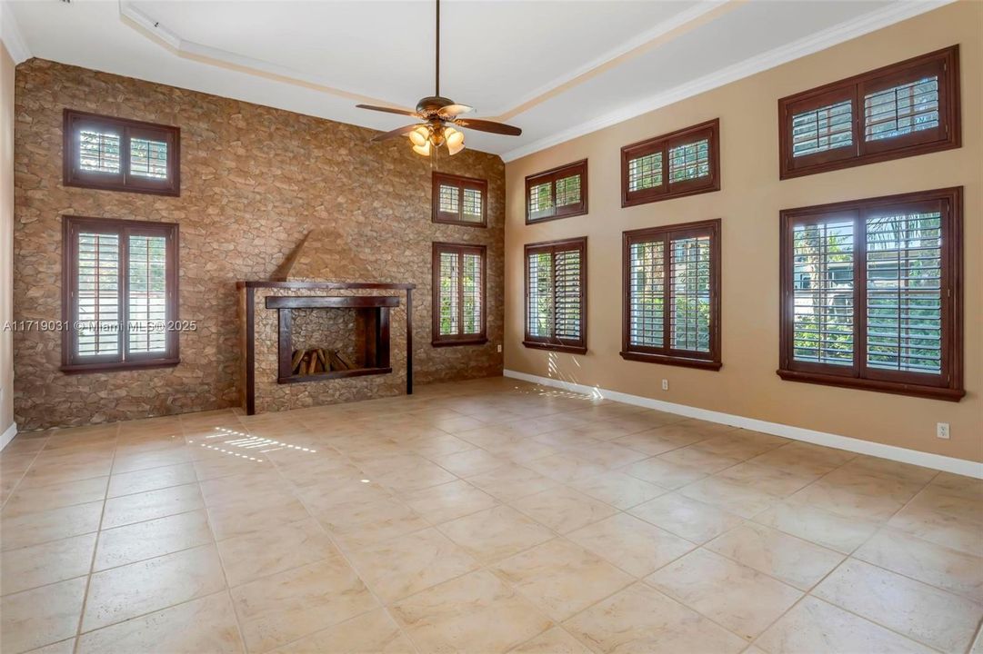 最近售出: $1,280,000 (5 贝兹, 4 浴室, 3385 平方英尺)