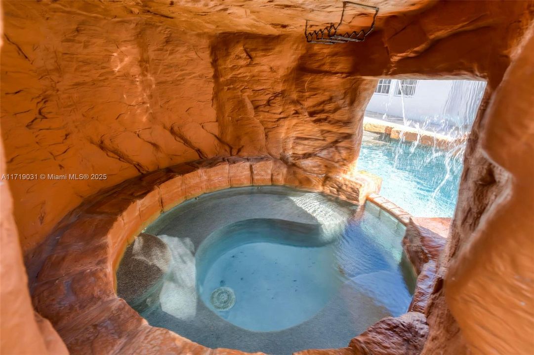 最近售出: $1,280,000 (5 贝兹, 4 浴室, 3385 平方英尺)