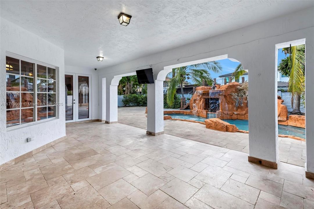 最近售出: $1,280,000 (5 贝兹, 4 浴室, 3385 平方英尺)