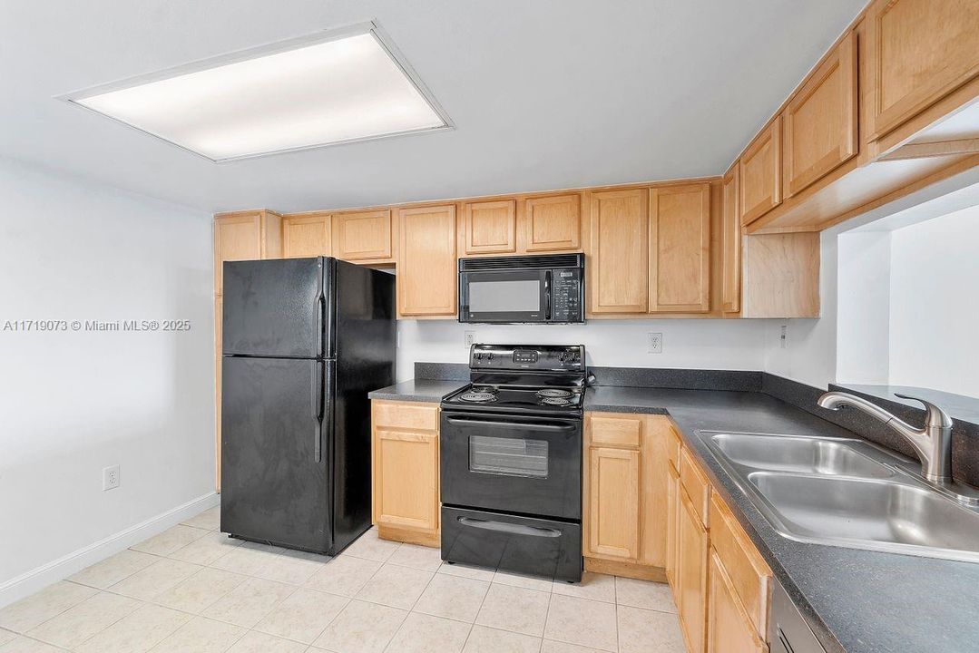 For Sale: $299,900 (2 beds, 2 baths, 978 Square Feet)