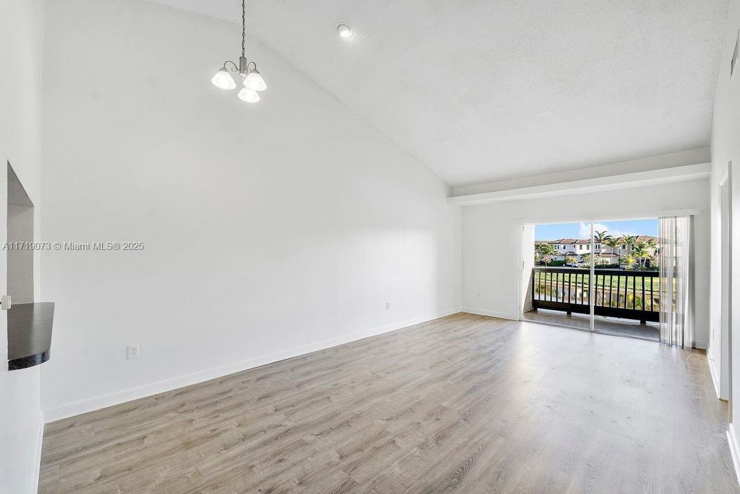 For Sale: $299,900 (2 beds, 2 baths, 978 Square Feet)