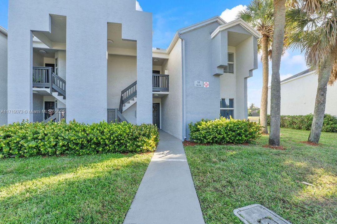 For Sale: $299,900 (2 beds, 2 baths, 978 Square Feet)