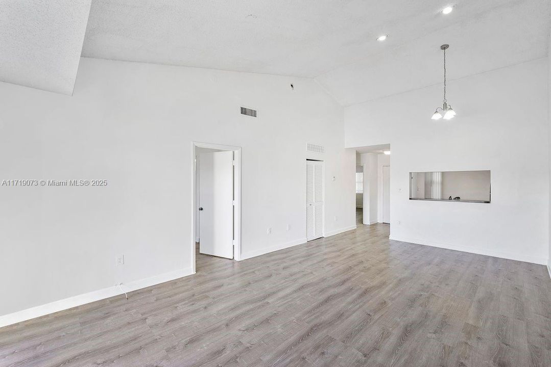 For Sale: $299,900 (2 beds, 2 baths, 978 Square Feet)