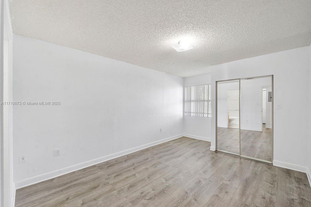 For Sale: $299,900 (2 beds, 2 baths, 978 Square Feet)