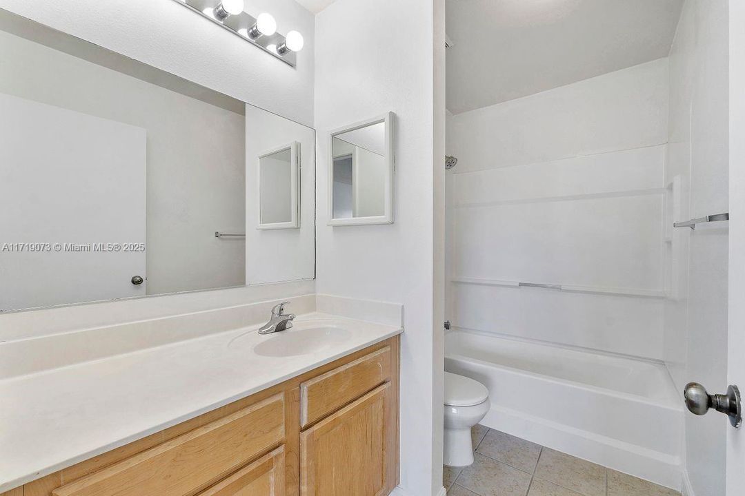 For Sale: $299,900 (2 beds, 2 baths, 978 Square Feet)