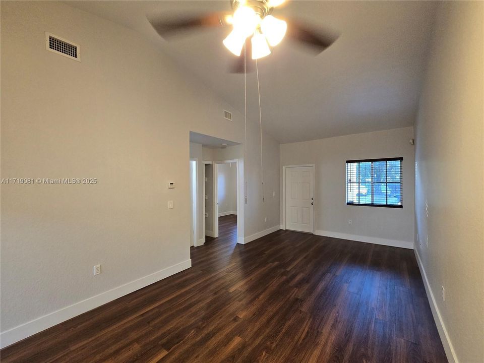 For Rent: $2,000 (2 beds, 2 baths, 919 Square Feet)