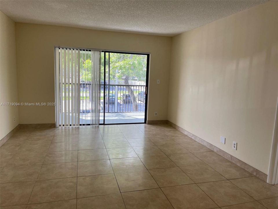 For Sale: $236,900 (2 beds, 2 baths, 937 Square Feet)