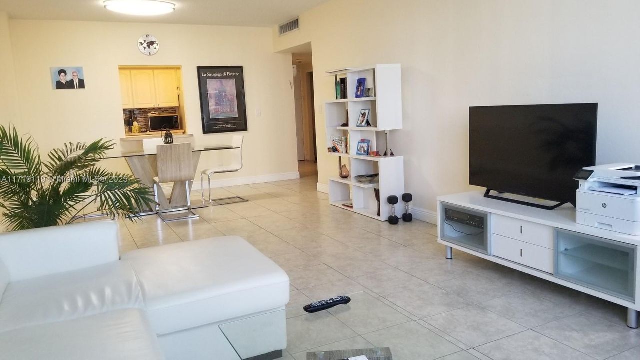 For Sale: $330,000 (1 beds, 1 baths, 1000 Square Feet)