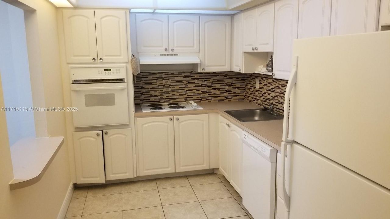 For Sale: $330,000 (1 beds, 1 baths, 1000 Square Feet)