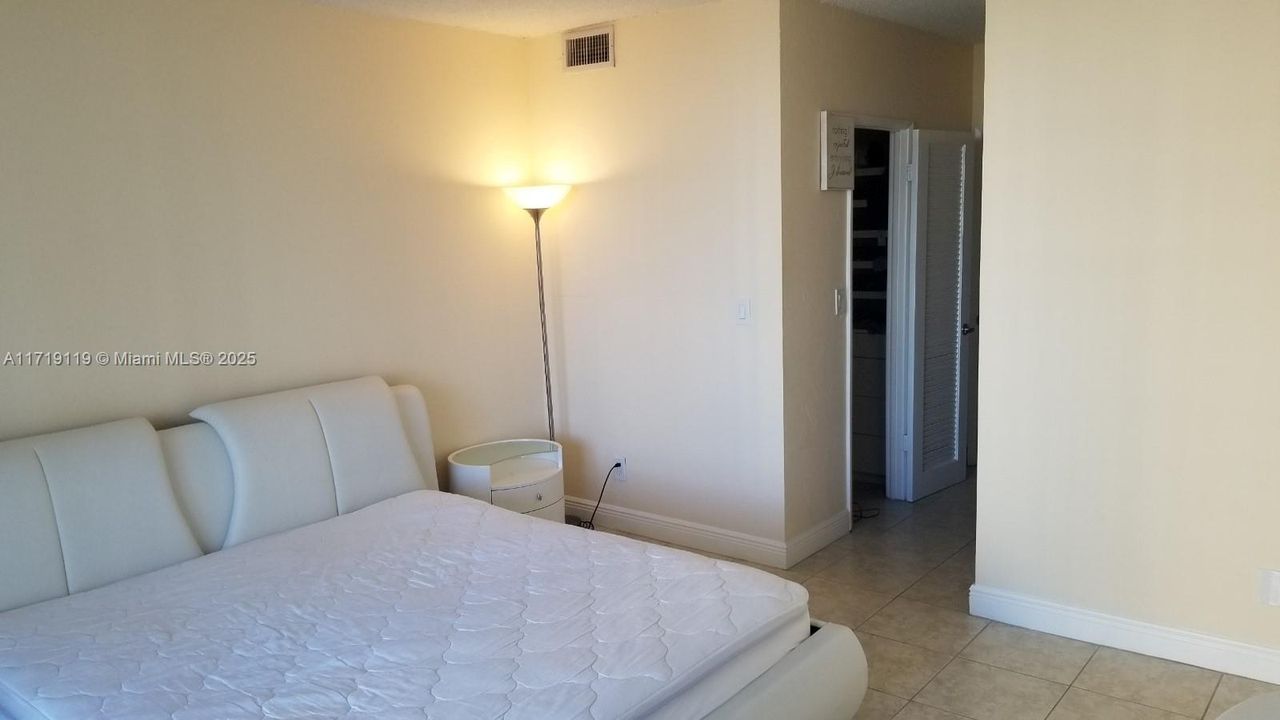 For Sale: $330,000 (1 beds, 1 baths, 1000 Square Feet)