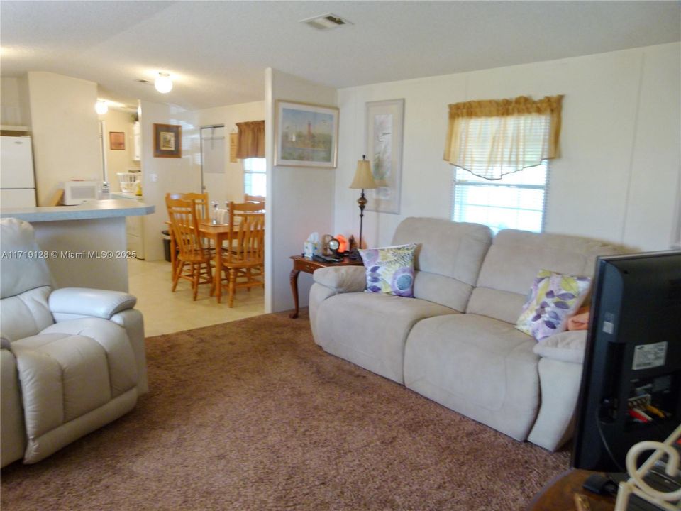 For Sale: $218,850 (2 beds, 2 baths, 728 Square Feet)