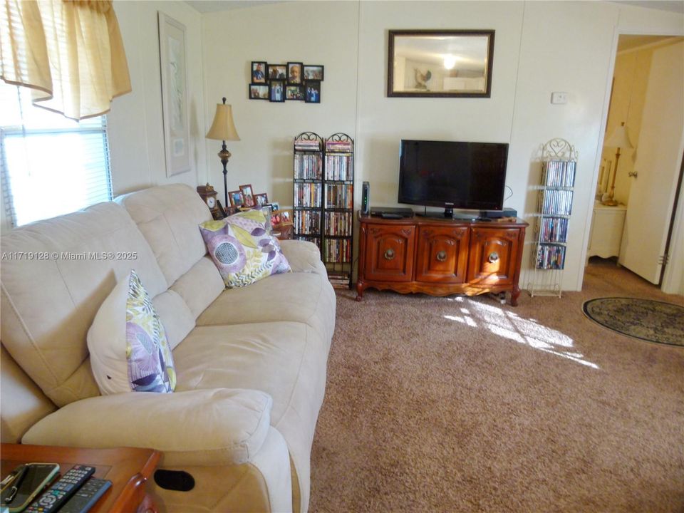 For Sale: $218,850 (2 beds, 2 baths, 728 Square Feet)