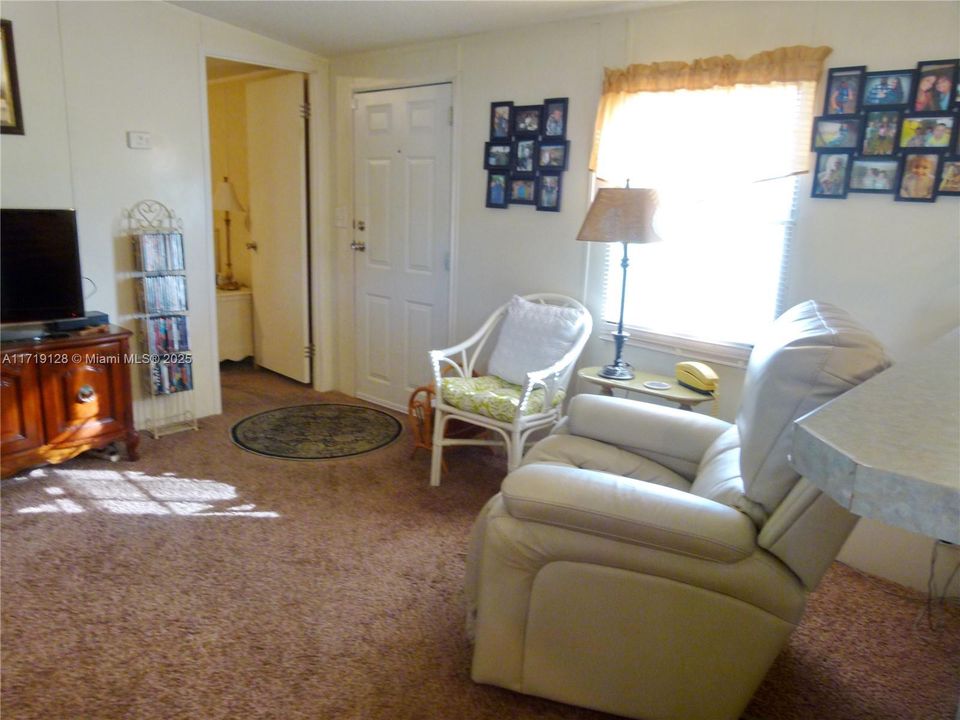 For Sale: $218,850 (2 beds, 2 baths, 728 Square Feet)