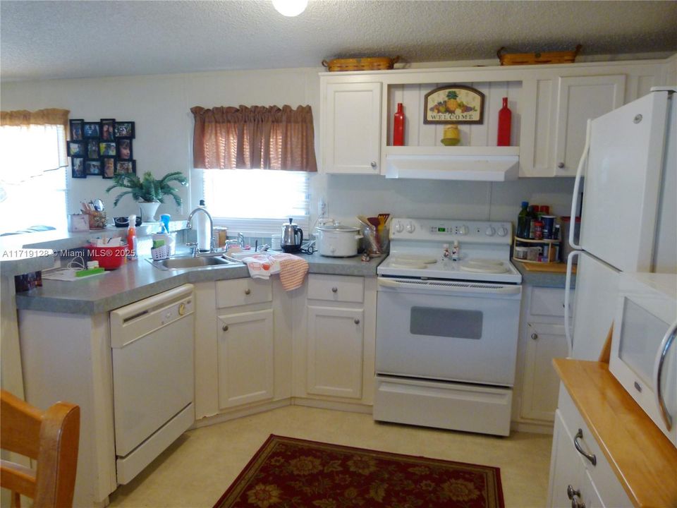 For Sale: $218,850 (2 beds, 2 baths, 728 Square Feet)