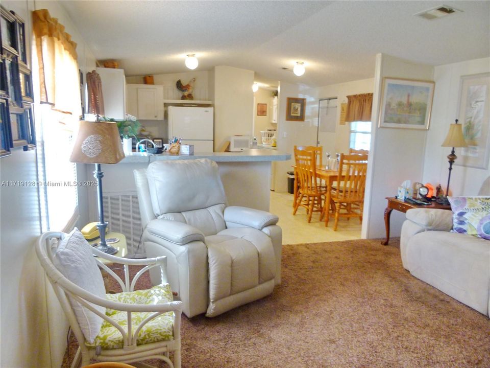 For Sale: $218,850 (2 beds, 2 baths, 728 Square Feet)