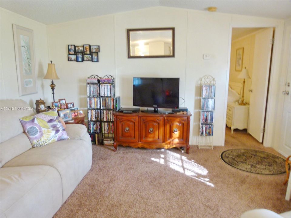 For Sale: $218,850 (2 beds, 2 baths, 728 Square Feet)