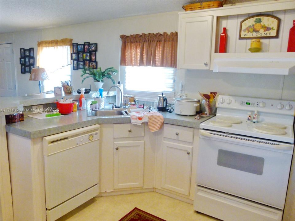 For Sale: $218,850 (2 beds, 2 baths, 728 Square Feet)