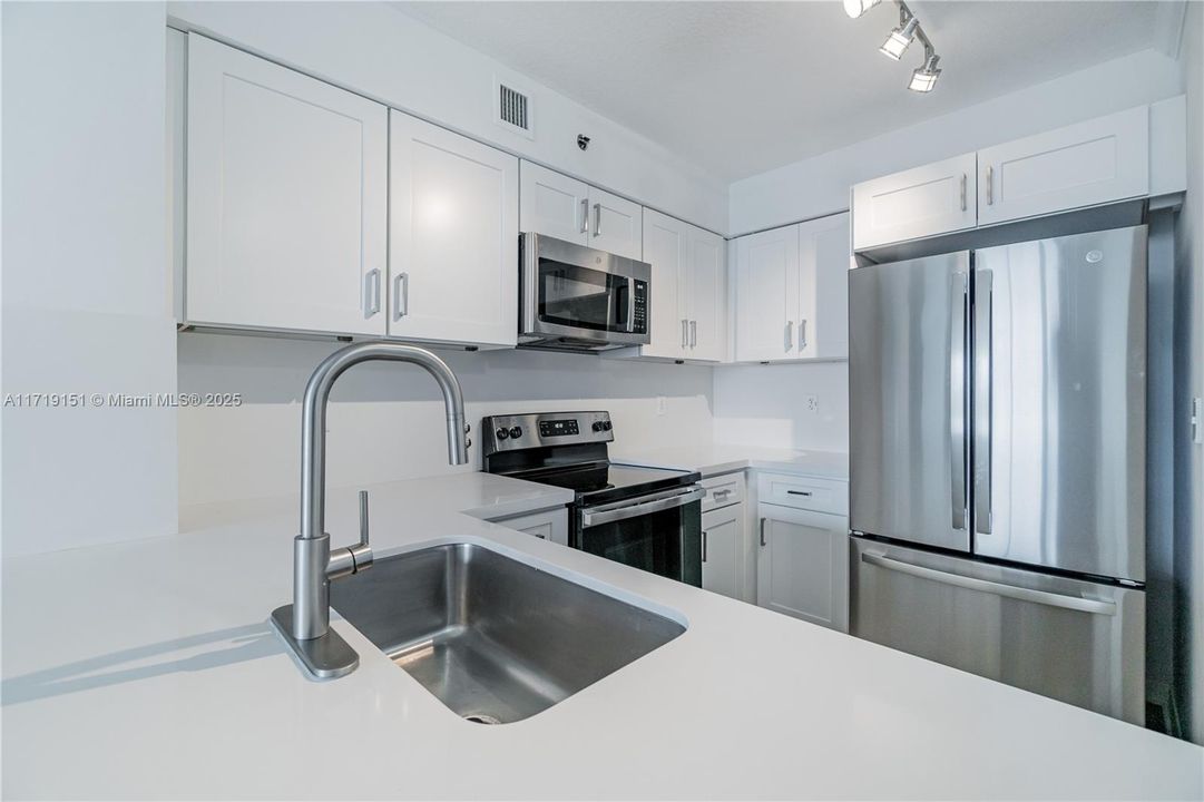 For Sale: $530,000 (2 beds, 2 baths, 1072 Square Feet)