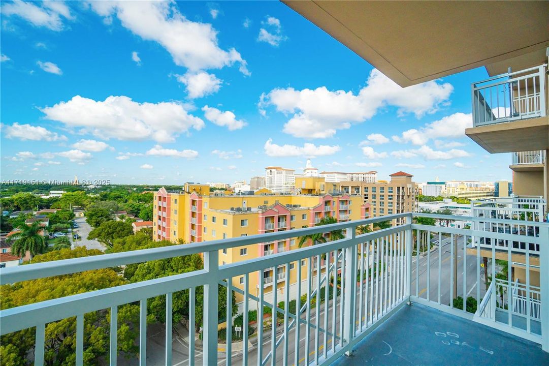 For Sale: $530,000 (2 beds, 2 baths, 1072 Square Feet)