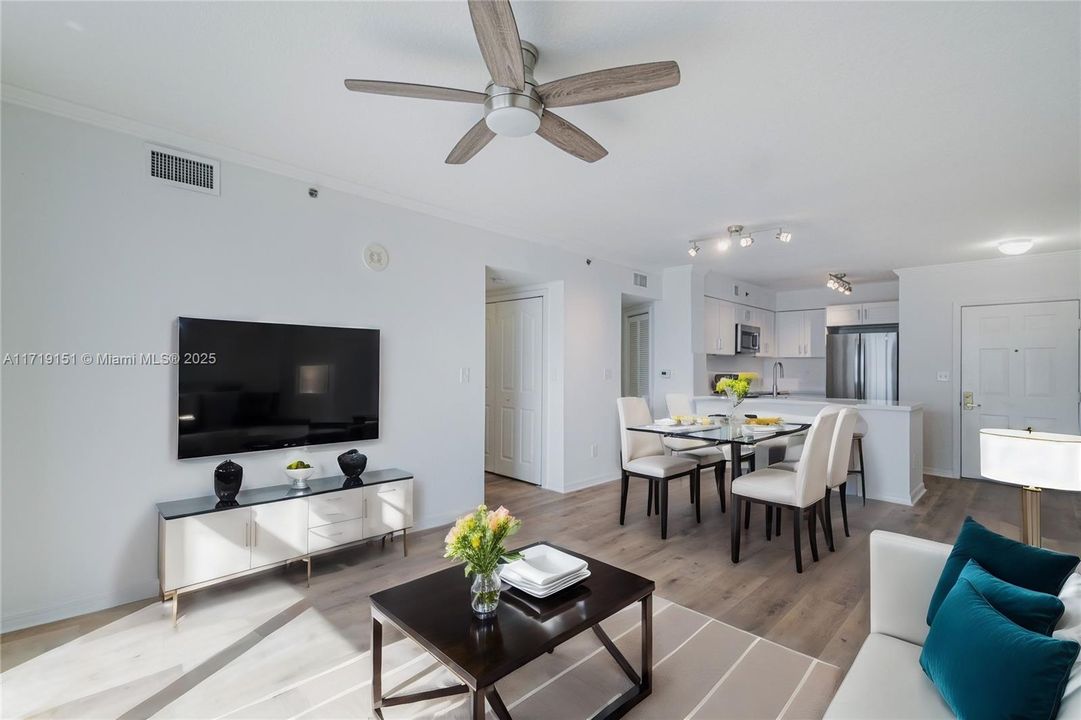 For Sale: $530,000 (2 beds, 2 baths, 1072 Square Feet)