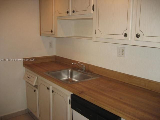 For Rent: $2,400 (2 beds, 2 baths, 906 Square Feet)