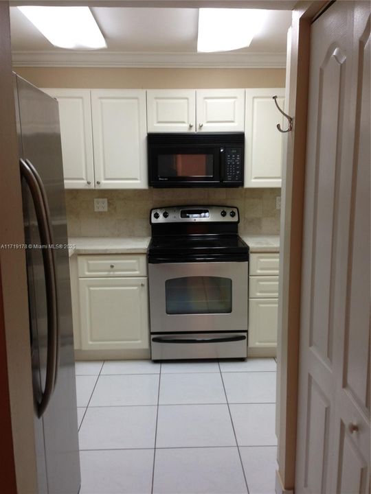 For Rent: $1,900 (1 beds, 1 baths, 708 Square Feet)