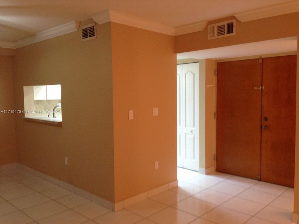 For Rent: $1,900 (1 beds, 1 baths, 708 Square Feet)