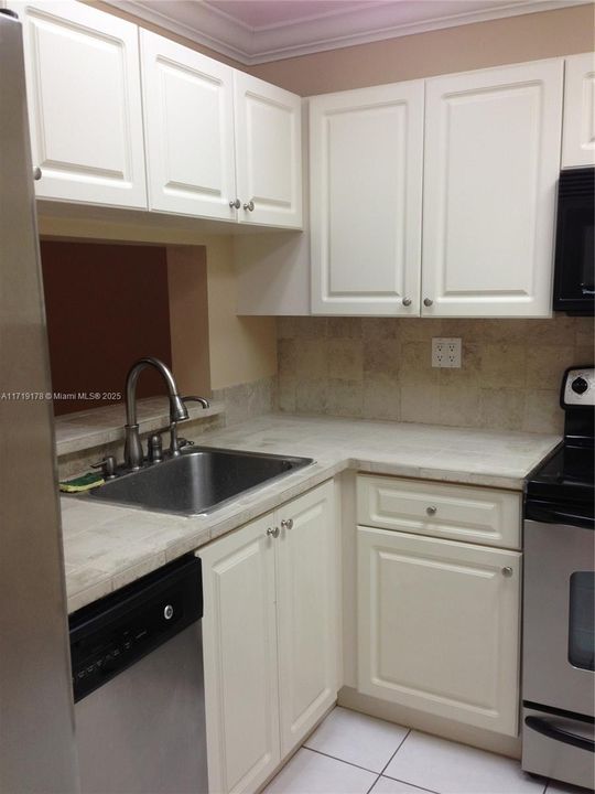 For Rent: $1,900 (1 beds, 1 baths, 708 Square Feet)