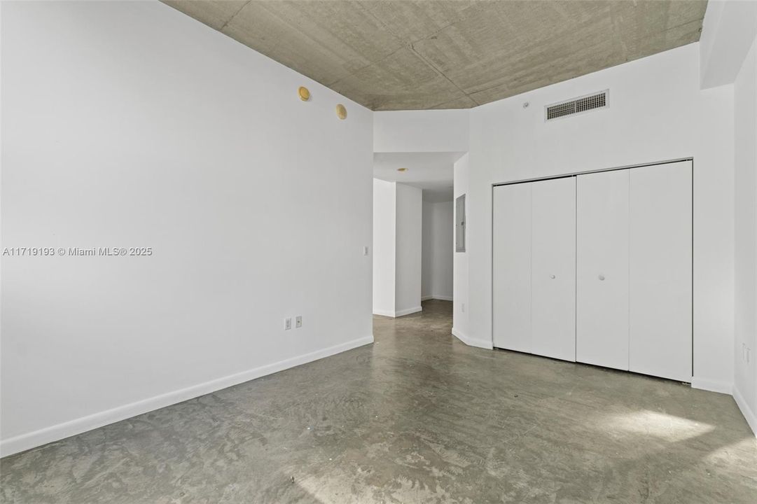 For Sale: $395,000 (1 beds, 1 baths, 950 Square Feet)