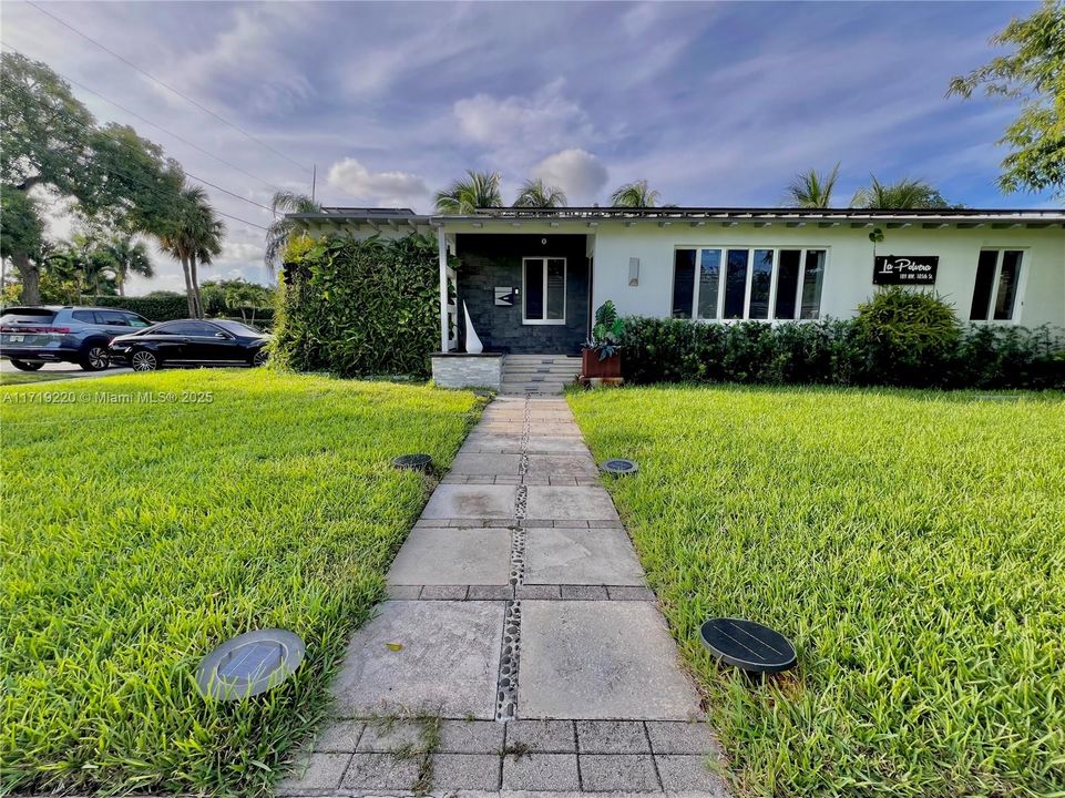 For Sale: $1,450,000 (2 beds, 2 baths, 1281 Square Feet)