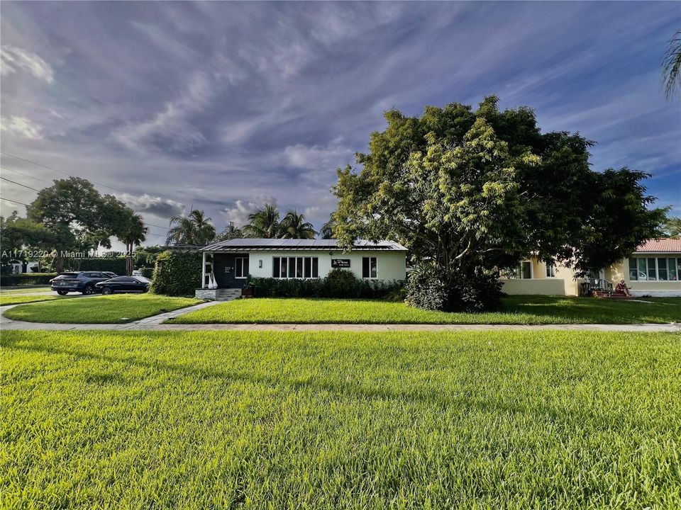 For Sale: $1,450,000 (2 beds, 2 baths, 1281 Square Feet)