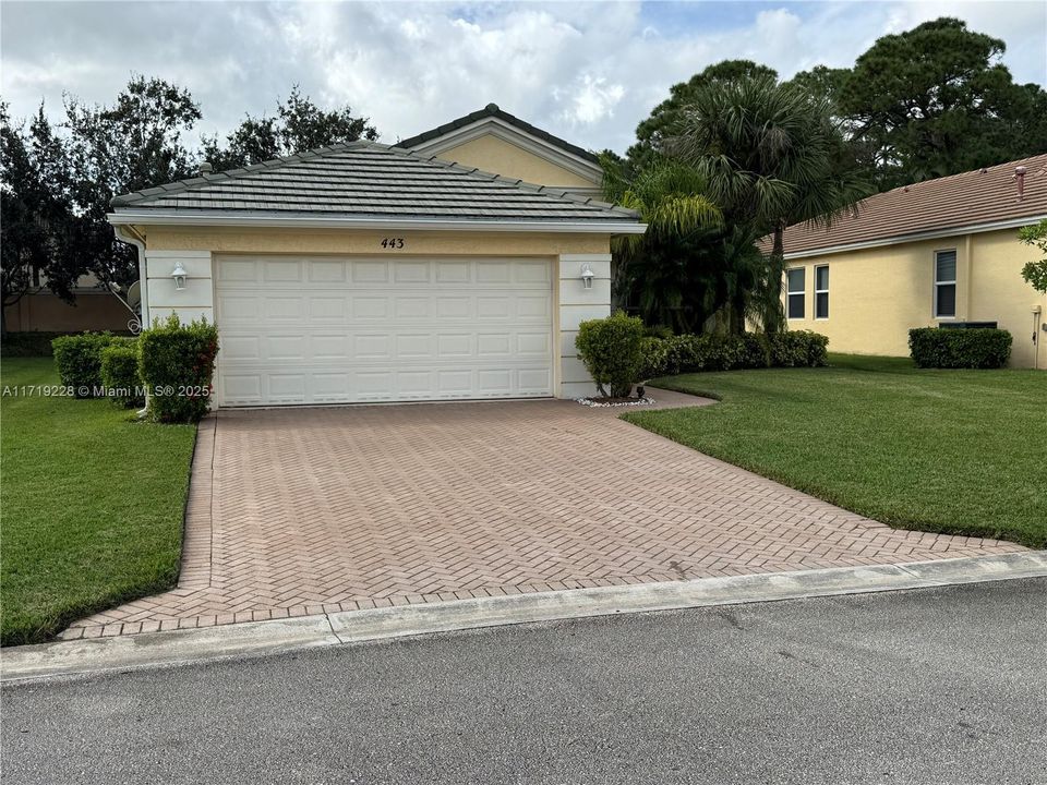 For Sale: $399,000 (3 beds, 2 baths, 1689 Square Feet)