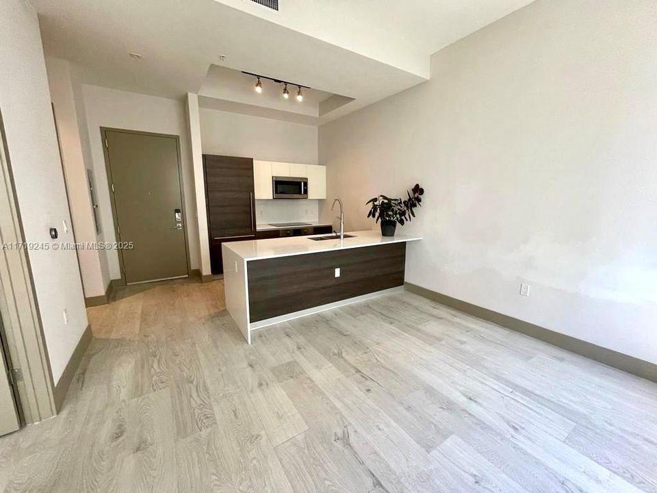 For Rent: $2,650 (1 beds, 1 baths, 522 Square Feet)