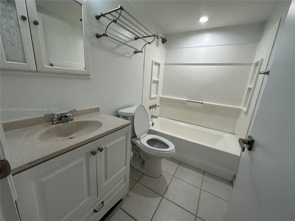 For Rent: $2,250 (2 beds, 2 baths, 1030 Square Feet)