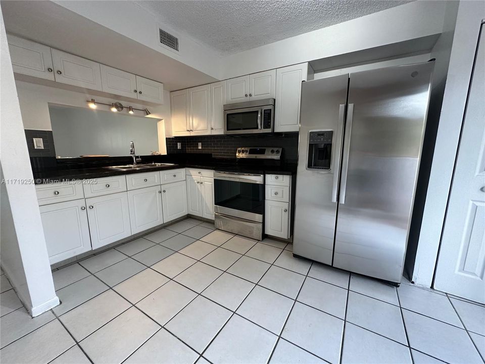 For Rent: $2,250 (2 beds, 2 baths, 1030 Square Feet)