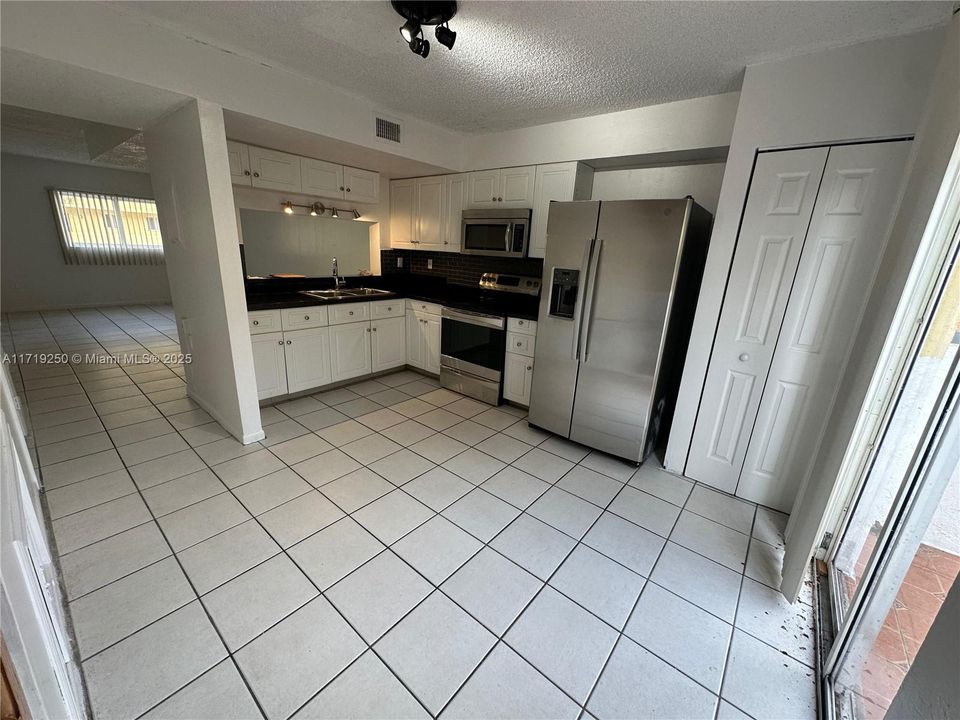 For Rent: $2,250 (2 beds, 2 baths, 1030 Square Feet)