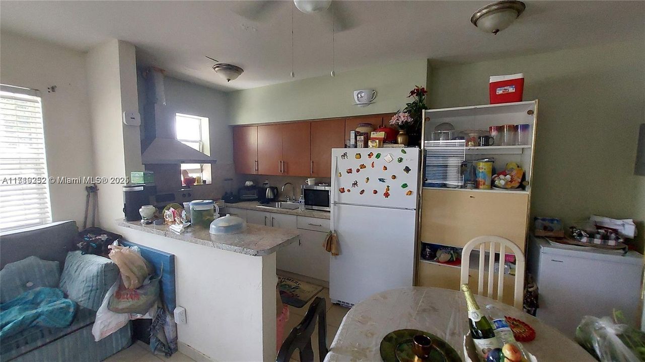 For Rent: $2,500 (2 beds, 1 baths, 1424 Square Feet)