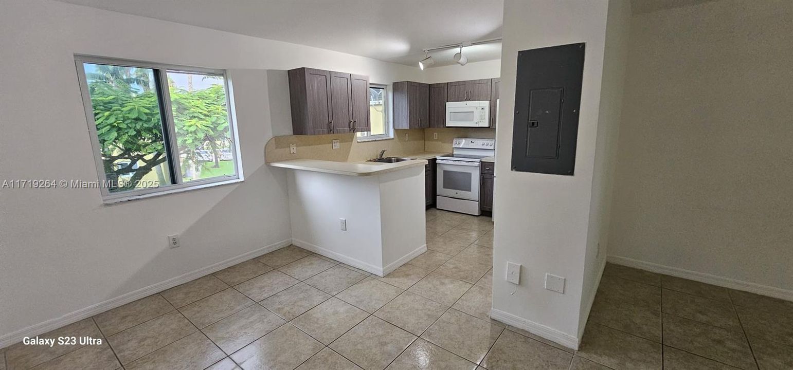 For Rent: $2,100 (3 beds, 2 baths, 1176 Square Feet)