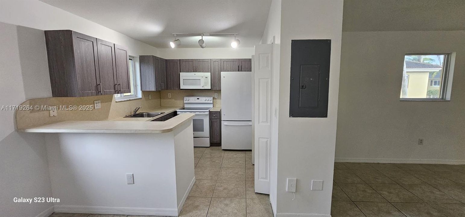 For Rent: $2,100 (3 beds, 2 baths, 1176 Square Feet)