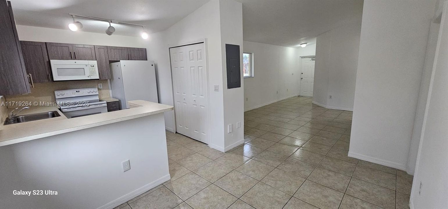 For Rent: $2,100 (3 beds, 2 baths, 1176 Square Feet)