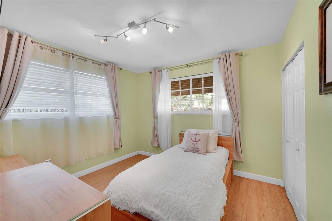 For Sale: $1,150,000 (3 beds, 2 baths, 1425 Square Feet)