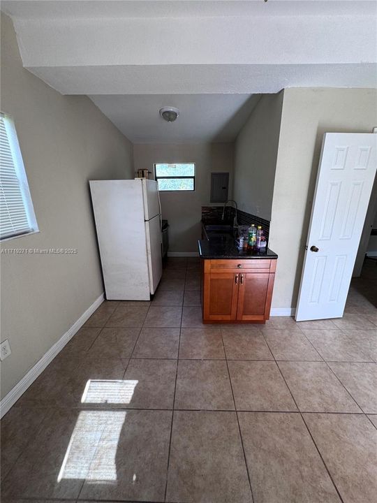 For Rent: $1,600 (1 beds, 1 baths, 3545 Square Feet)