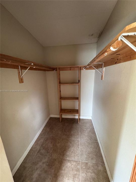 For Rent: $1,600 (1 beds, 1 baths, 3545 Square Feet)