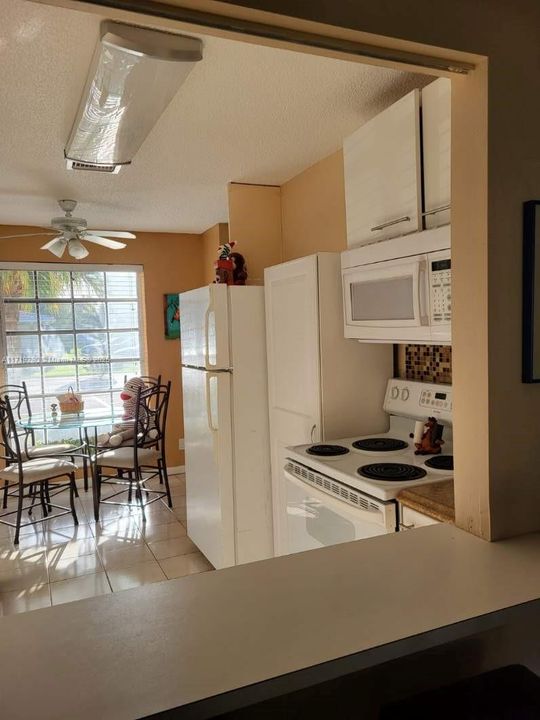 For Sale: $159,000 (2 beds, 1 baths, 944 Square Feet)