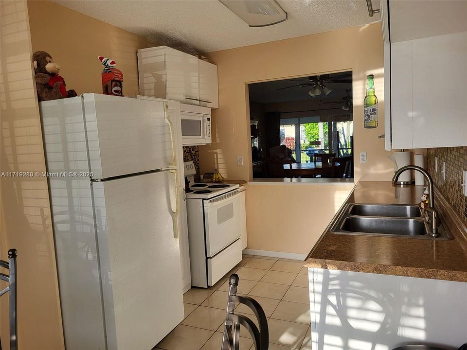 For Sale: $159,000 (2 beds, 1 baths, 944 Square Feet)