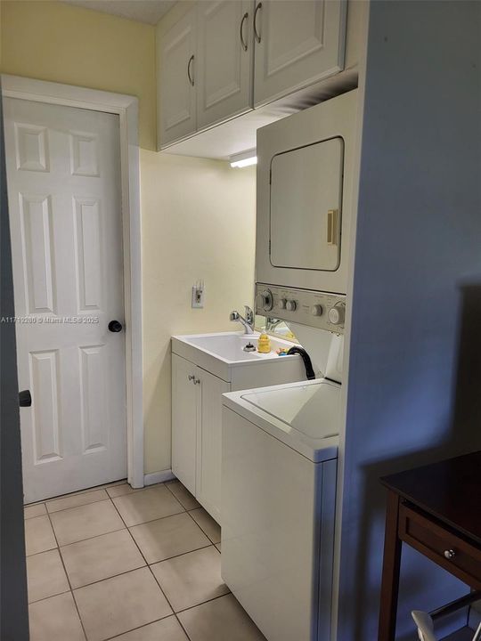 For Sale: $159,000 (2 beds, 1 baths, 944 Square Feet)